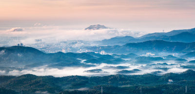 同沙晓雾，遥望莲峰