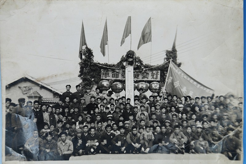 1968年初,庆祝革命委员会成立,铁四局电气化处第六工程队全体人员合影1