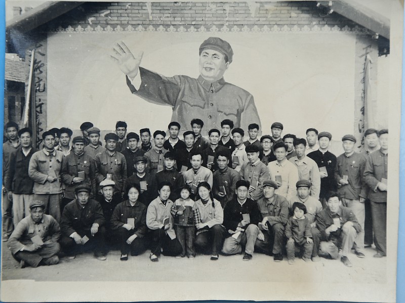 1968年初,庆祝革命委员会成立,铁四局电气化处第六工程队全体人员合影2