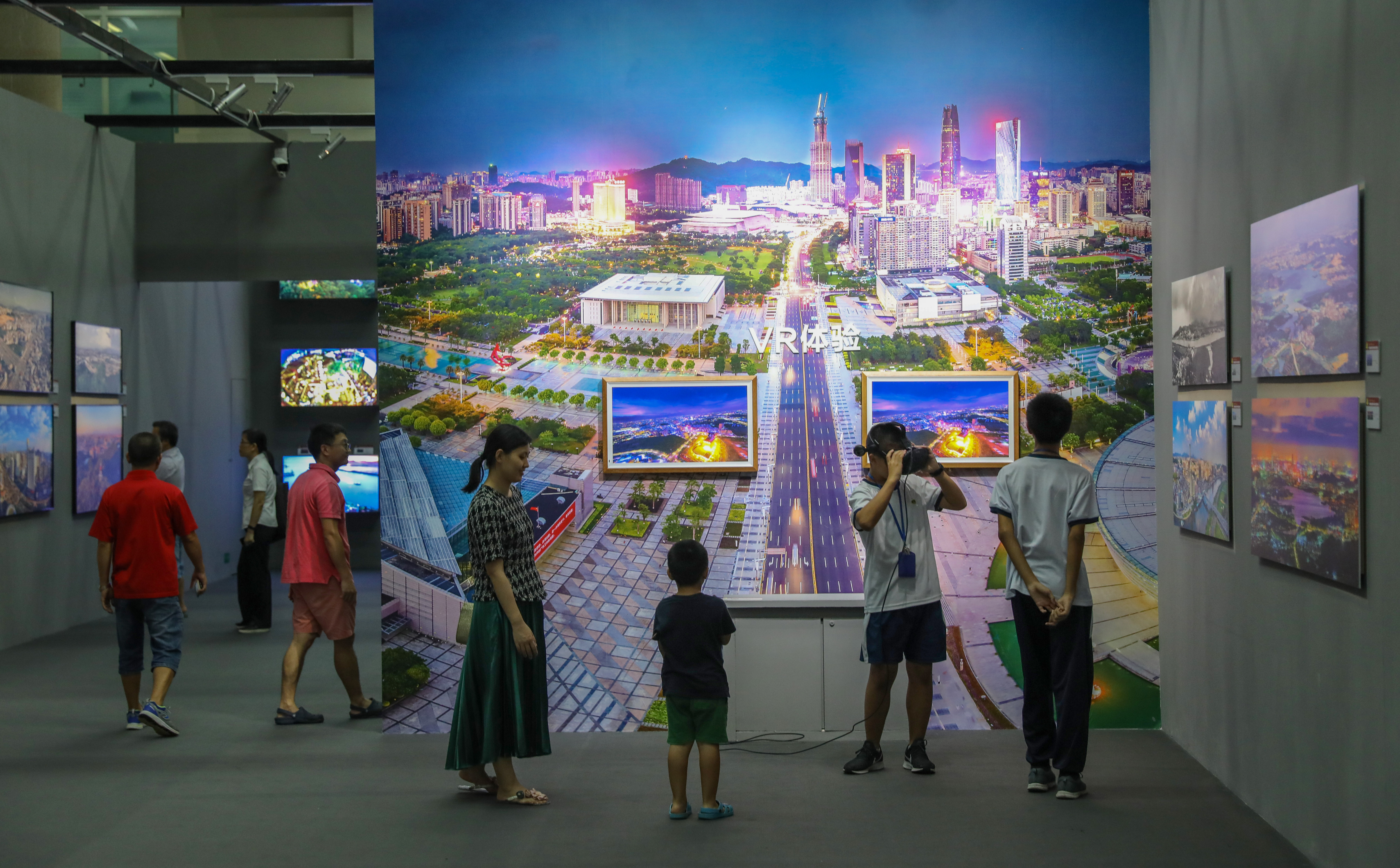 庆祝改革开放40周年大型图片展02.jpg