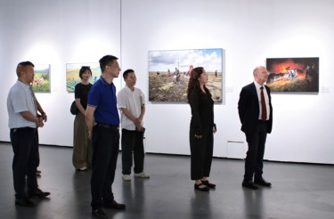 法国驻沪总领馆文化领事高石参访丽水摄影文化中心