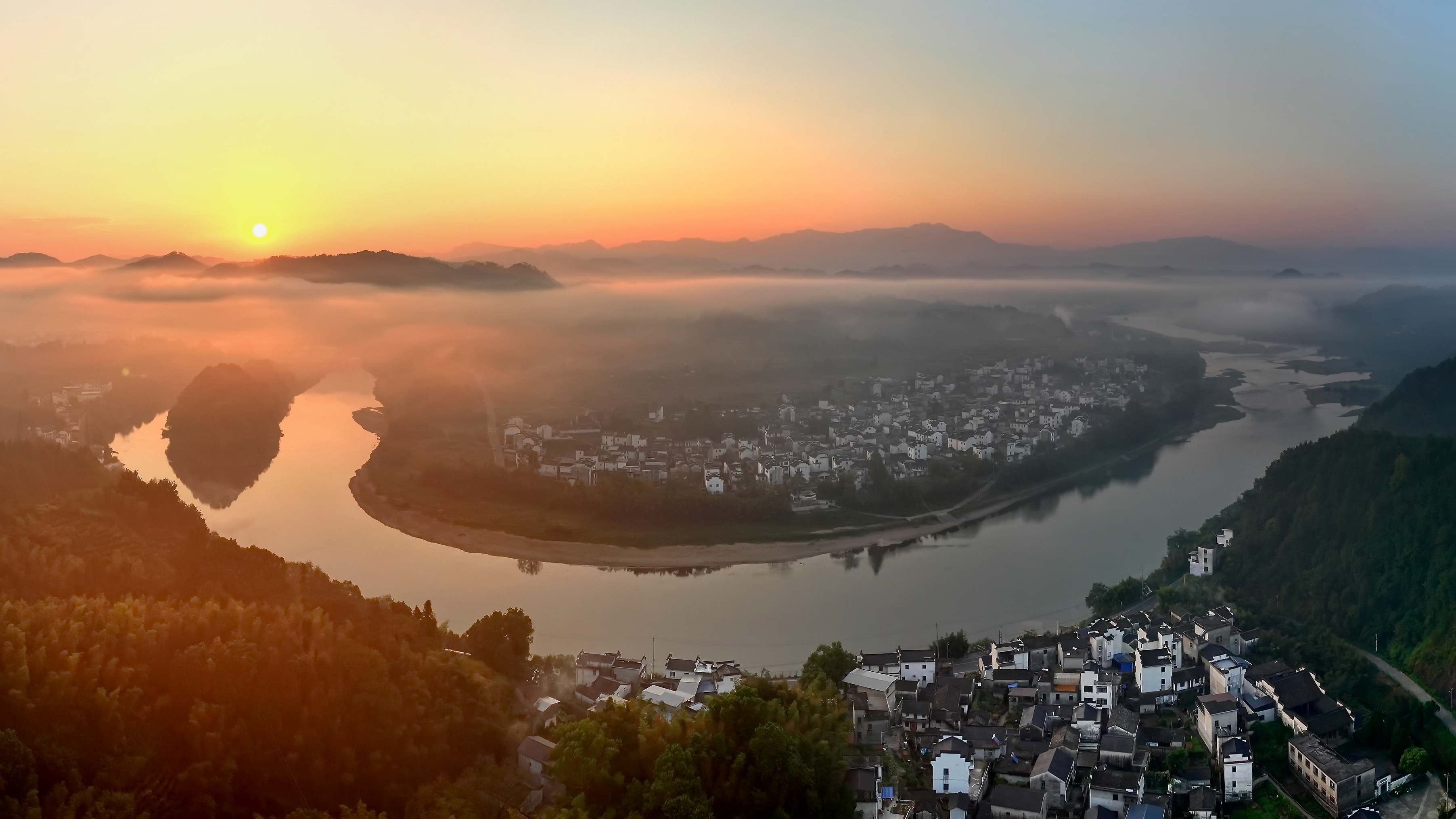 2026年10月13日，黄山市歙县新安江雄村段水域，清晨日出、云雾氤氲，与徽派村落和山峦、江河相映衬，新安江晨韵如梦似幻，美如画卷。