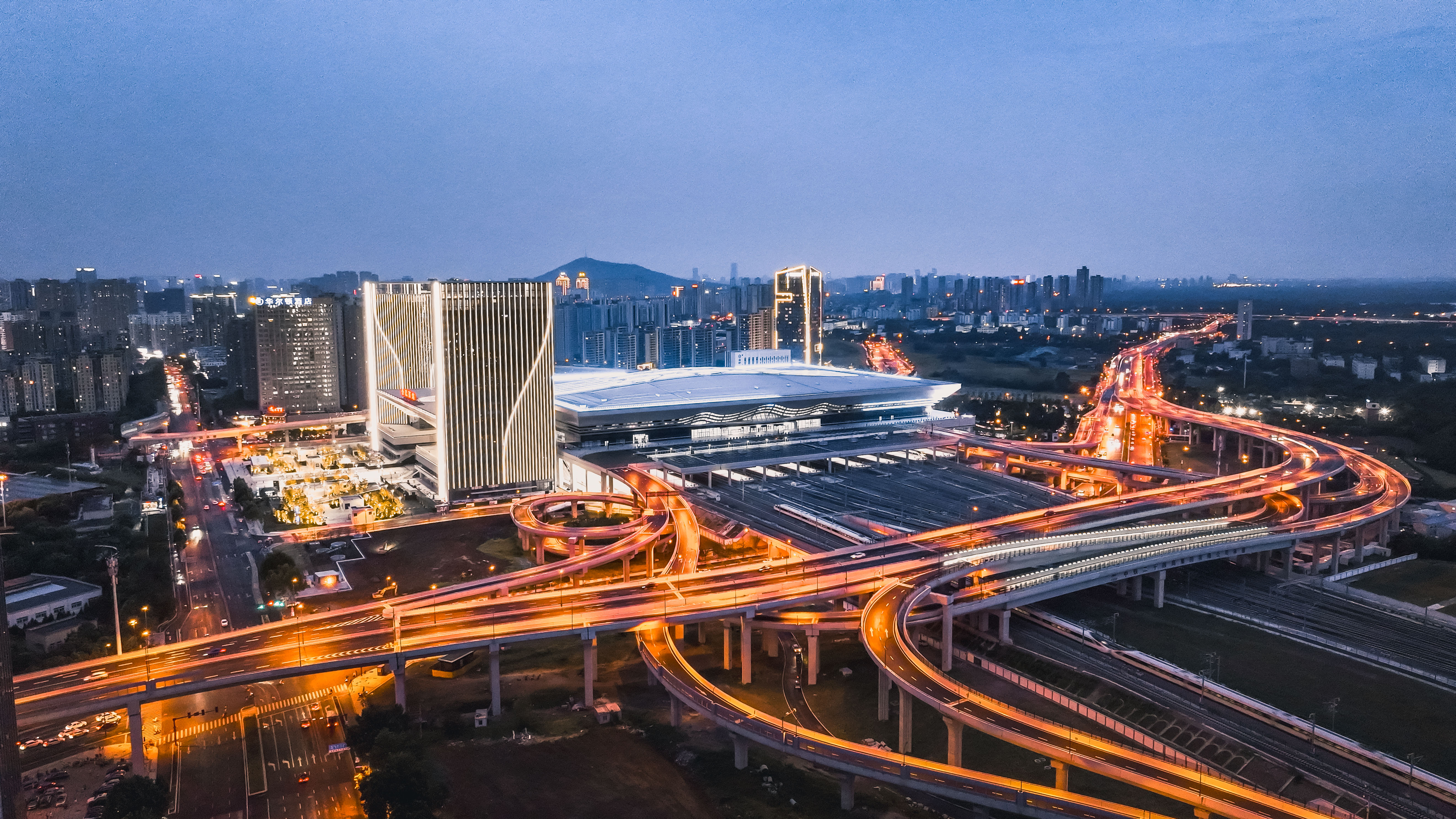 合肥市:合肥西站璀璨夜景亮相